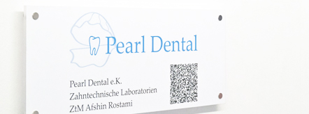 Nehmen Sie mit uns Kontakt auf - Ihr Meisterbetrieb für Zahntechnik, Brücken, Inlays, Fraescenter, Kronen in München - Pearl Dental